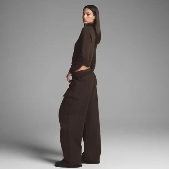 SKIMS Boyfriend Fleece Cargo Sweatpants Espresso M NWT - Picture 2 of 7